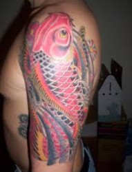 男生手臂一条鲤鱼纹身