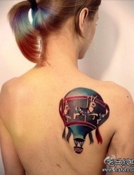纹身520图库推荐一幅女人肩部彩色旋转木马纹身图片