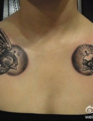 一幅女人肩背对称燕子纹身图片由纹身520图库推荐