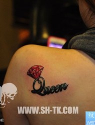 女人肩部爱情之红色钻石纹身图片