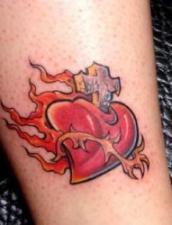 纹身图片：经典超赞的爱心火焰十字架纹身图片作品