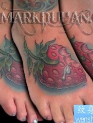 脚部彩色草莓纹身图片