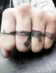 男人手指独特黑白布枪创意刺青