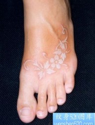 脚部白色花卉纹身