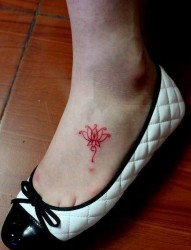 美女脚部唯美小巧的莲花纹身图片