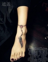 美女脚部流行经典的羽毛脚链纹身图片