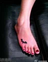 美女脚部经典的图腾蝙蝠纹身图片