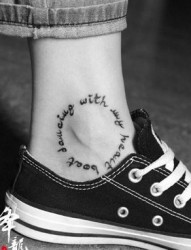 脚踝流行潮流的字母纹身图片