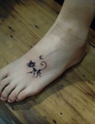 女孩子脚部可爱的图腾猫咪纹身图片