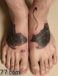 经典潮流的脚部翅膀纹身图片