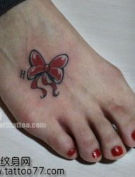 美女脚部潮流的蝴蝶结纹身图片