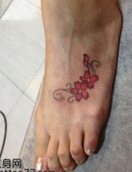 美女脚部好看的樱花纹身图片