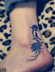 唯美的脚部图腾花卉纹身图片