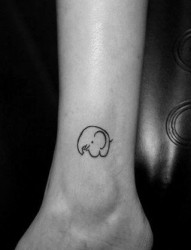 女孩子脚踝处可爱小象纹身图片
