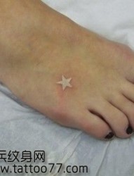 脚部白色五角星纹身图片