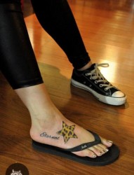 女孩子脚部好看的豹纹五角星纹身图片