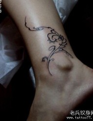女人脚踝处精美的图腾藤蔓纹身图片