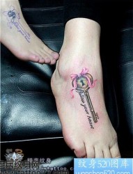 一幅女孩子脚部蝴蝶结钥匙纹身图片