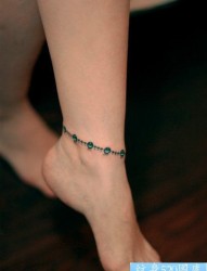 女孩子脚踝处精美潮流的脚链纹身图片