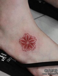 女孩子脚背好看的小樱花纹身图片
