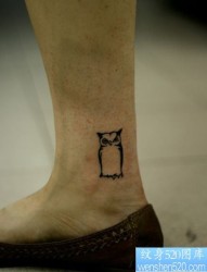 女人脚踝处可爱的图腾猫头鹰纹身图片