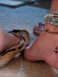 女孩子脚部小巧的图腾船锚纹身图片