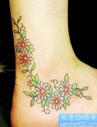 脚部唯美好看的花卉藤蔓纹身图片