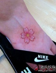 女孩子脚背一幅小巧的樱花纹身图片