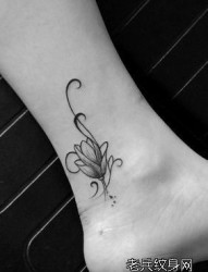 女人脚踝处精巧的小莲花纹身图片