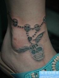 女孩子脚部精美的骷髅脚链纹身图片