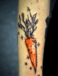 手臂上一款抽象的胡萝卜