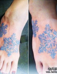 女人脚背漂亮潮流的彩色雪花纹身图片