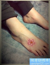 女人脚背小巧流行的樱花纹身图片