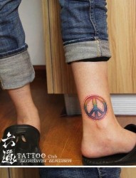 脚踝处潮流好看的彩色反战符号纹身图片