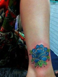 女人脚踝处彩色玫瑰花纹身图片