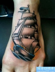 脚背经典的帆船纹身图片