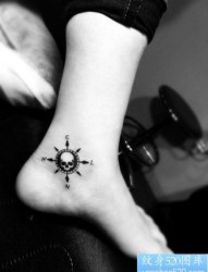 女人脚部小巧的骷髅指南针纹身图片