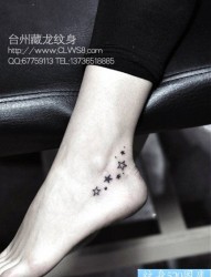 女人脚部唯美小巧的五角星纹身图片
