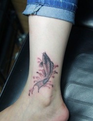 女人脚踝处小巧潮流的小鲤鱼纹身图片