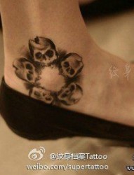 女人脚踝处另类潮流的五角星骷髅纹身图片