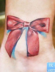 女人脚踝处漂亮的彩色蝴蝶结纹身图片