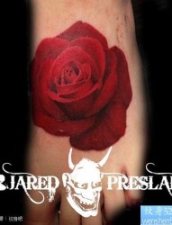 女人脚背惊艳潮流的玫瑰花纹身图片