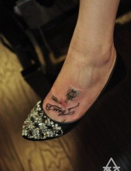 女人脚部时尚潮流的钥匙与字母纹身图片
