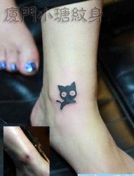 女人脚腕处可爱流行的猫咪纹身图片