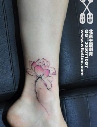 女人脚踝处潮流漂亮的水墨莲花纹身图片