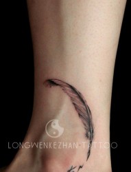 女人脚踝处纤细唯美的羽毛纹身图片