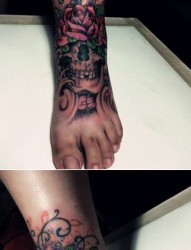 脚背时尚经典的骷髅与玫瑰花纹身图片