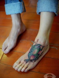 女人脚背潮流时尚的青蛙纹身图片