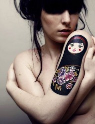 美女手臂上的中国娃娃纹身