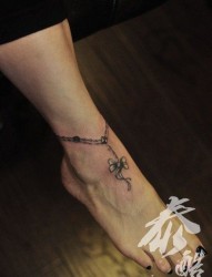 女人脚腕小巧潮流的蝴蝶结脚链纹身图片
